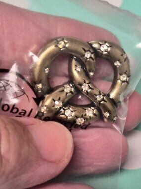 Coach Brand New Pretzel Embellishment / Souvenir Pin - CEE05 𝐒𝐨𝐥𝐝 𝐎𝐮𝐭!